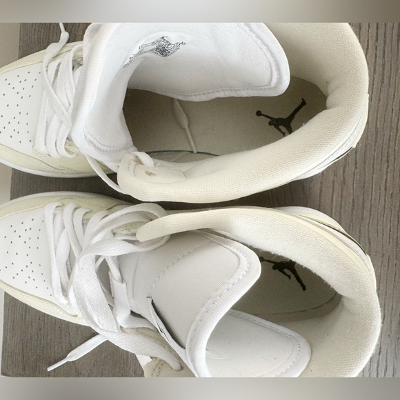 Women’s Size 9 Nike Air Jordan 1 Mid Coconut Milk PERFECT! - Picture 3 of 6